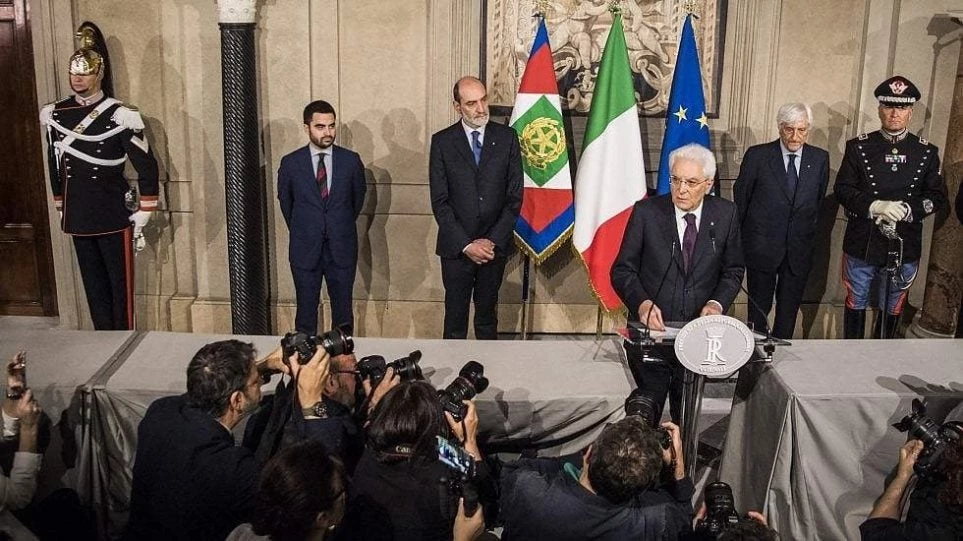 Αντεπίθεση των πατριωτικών δυνάμεων: Δήμαρχοι της Λέγκα κατεβάζουν τις φωτογραφίες του Ματαρέλα